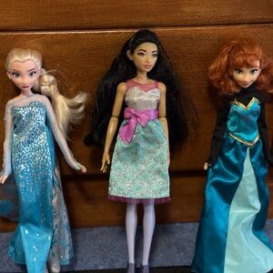 Disney Frozen Princesses Elsa and Anna, unknown Disney Princess